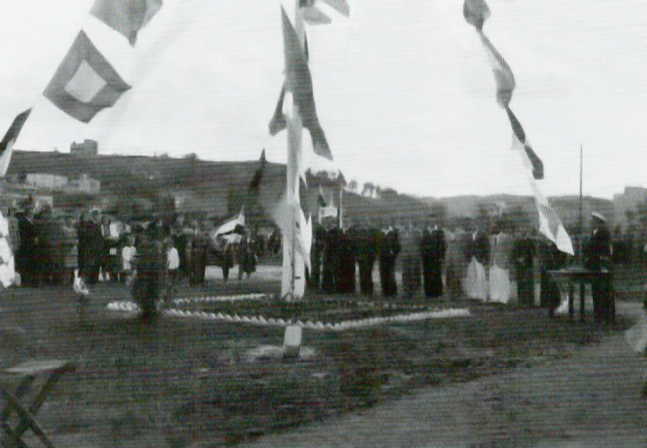 Podniesienie bandery podczas rozpoczęcia sezonu 1946 r.